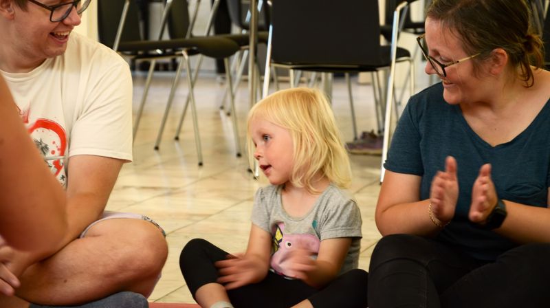 Småbarnssang er en hyggestund for liten og stor i hverdagen. Her i Gressvik menighetssenter.