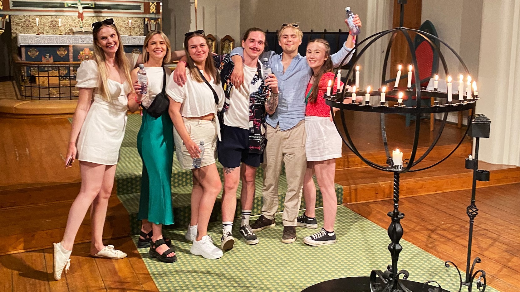 En liten gjeng – av de mange – som kom innom Fredrikstad domkirke for å få seg litt vann. Foto: Trond Olav Hansen.