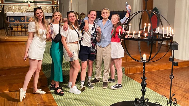 En liten gjeng – av de mange – som kom innom Fredrikstad domkirke for å få seg litt vann. Foto: Trond Olav Hansen.