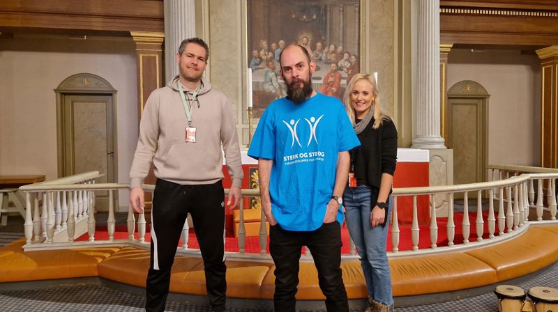 Nysertifisert Sterk og stødig-instruktør og diakon Ørjan Frøvik (i midten), sammen med kommunens fysioterapeuter: Halgeir Tjøstolvsen og Elise Skarsem. Foto: privat.