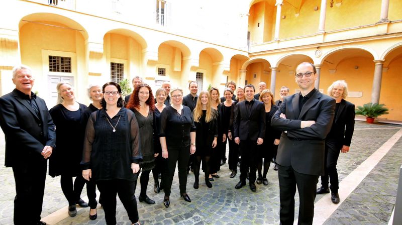 Borg vokalensemble og dirigent Tore Erik Mohn i klostergården Santa Lucia Filippini, under turneen i Italia. Foto: Svein Kristiansen
