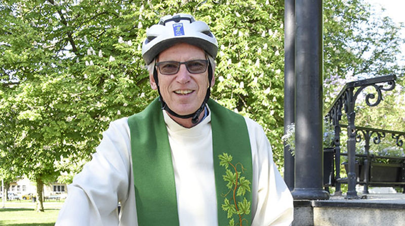 Sogneprest Jon Albert Ihlebæk tar gjernbe sykkelen til jobb, men fraråder å kombinere aktiviteten med prestekjole. Foto: Mia Gill Kristiansen