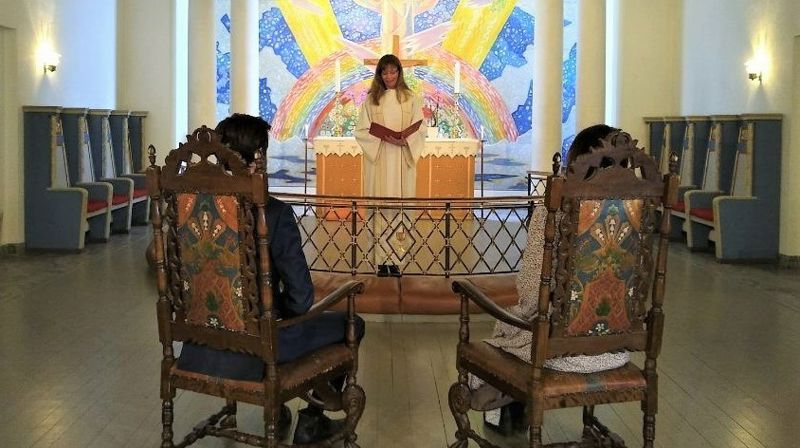 Bilde fra en enkel vielse en torsdag ettermiddag i Glemmen kirke. Paret hadde planlagt å ha den store festen senere.