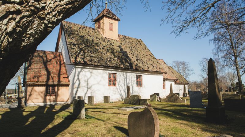 Gamle Glemmen kirke ligger på Lisleby/Leie. Foto: Cecilia Riis Kjeldsen.