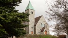 Gressvik kirke sett fra forsiden. Foto: Cecilia Riis Kjeldsen.