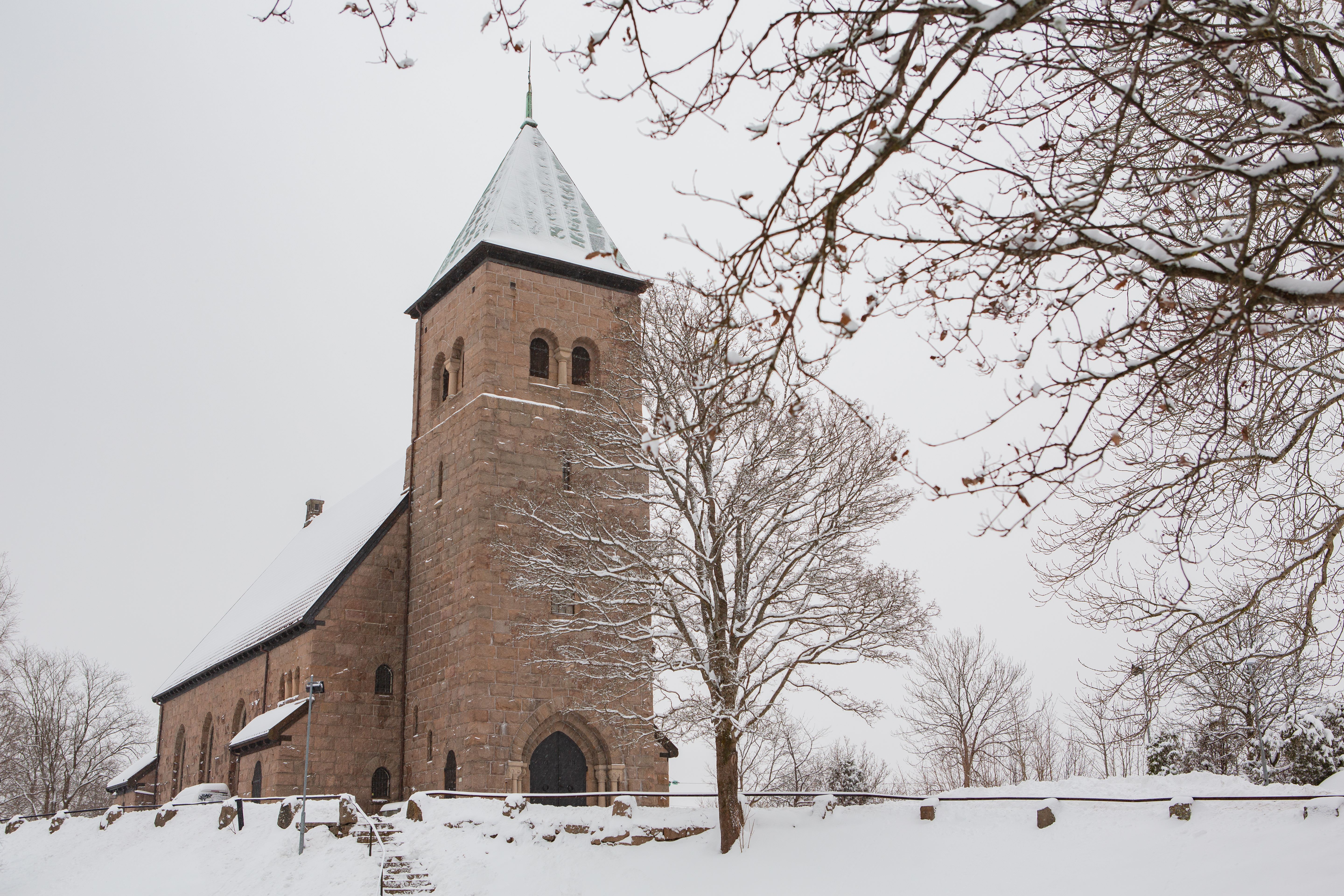 Kråkerøy kirke sett forfra. Foto: Cecilia Riis Kjeldsen.