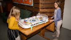 Glimt fra Fredagsklubben i Kjølstad kirke for 4.-7. klasse. Foto: Cecilia Riis Kjeldsen.