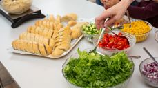 Fra middagsservering i Gressvik menighetssenter. Foto: Cecilia Riis Kjeldsen.