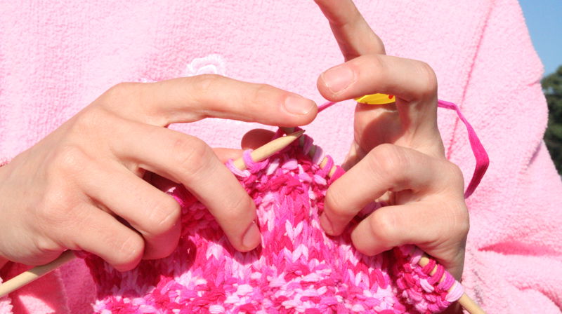 Dugnadsånd i Torsnes: Strikker skjerf til kirken