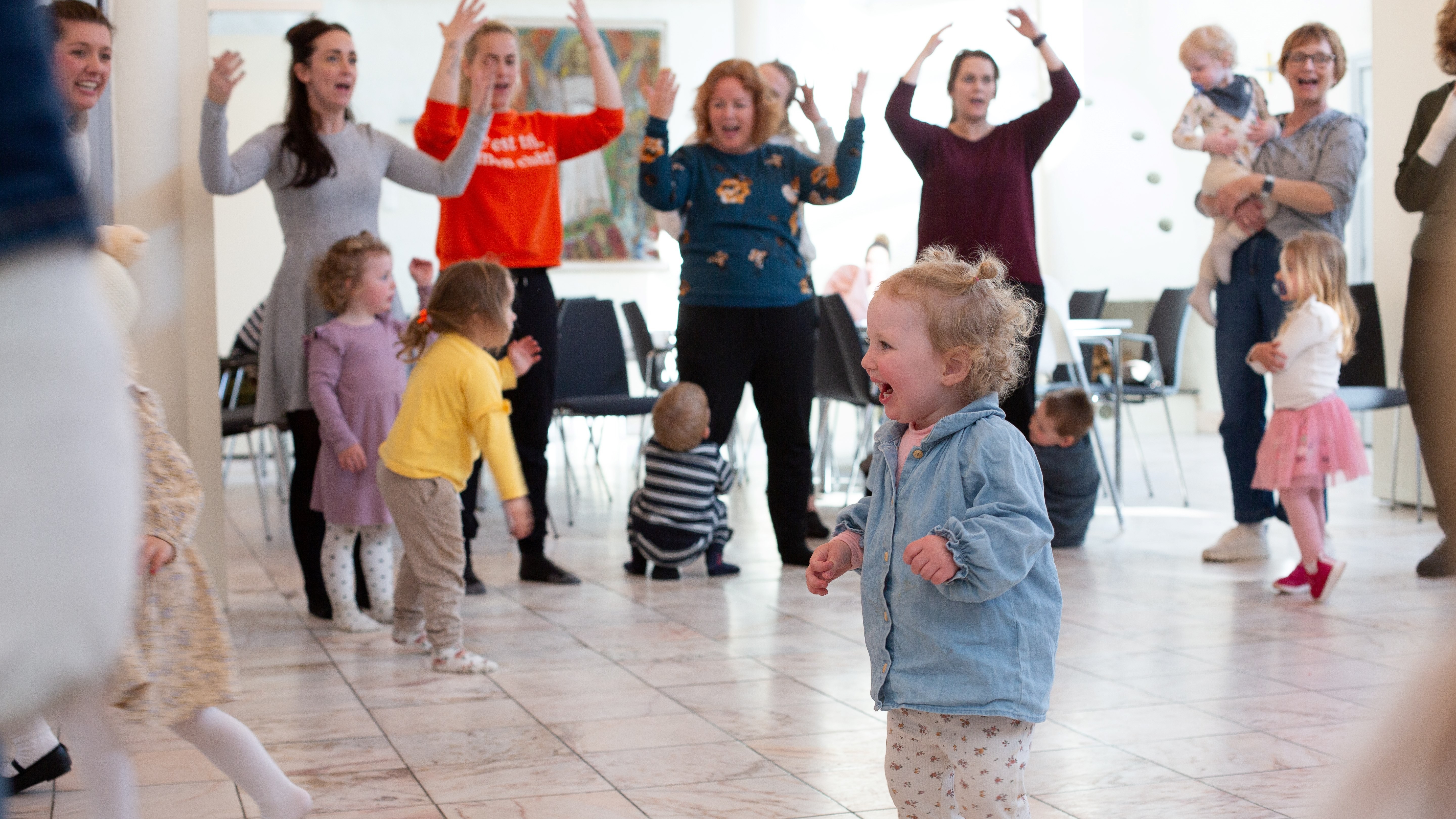 Glimt fra småbarnssang og middag i Gressvik menighetssenter en torsdag ettermiddag i 2024. Foto: Cecilia Riis Kjeldsen.