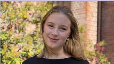 Hedda Marie Bøe-Svensholt er 19 år og har allerede rukket å jobbe flere år i kirken. som klokker har hun en viktig oppgave under gudstjenestene. Møt flere av de unge medarbeiderne i domkirken i høstutgaven av menighetsbladet. Foto: Malene Isaksen.