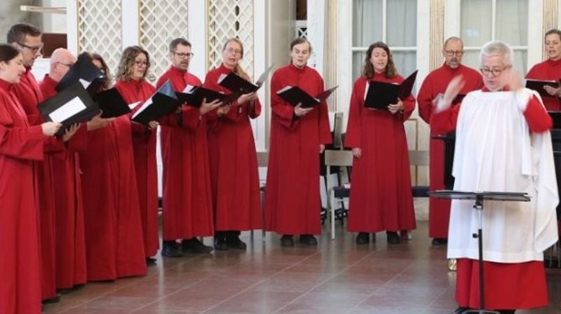 Gustavi Vokalensemble fra Gøteborg domkirke består av 16 svært erfarne sangere. Repertoaret spenner fra gregorianikk via renessansen til moderne tonespråk. De kommer på besøk og synger a capella-konsert 24. mai kl 15.00, og deltar på gudstjenesten 25. mai kl 11.00.