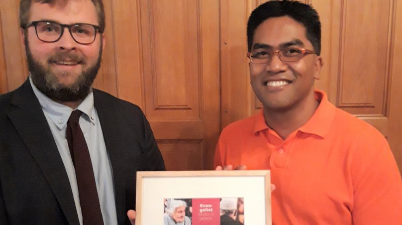 Ny misjonsavtale på plass: Markedsleder Kristoffer Eknes fra Israelsmisjonen overrekker beviset på at Domkirken menighet støtter forsoningsarbeid til Anders Tangen i menighetsrådet.