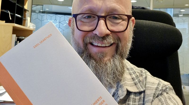 Tidligere daglig leder i Domkirken, Emil Skartveit, med sin nye bok (FOTO: Privat)