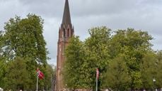 Et yrende liv i domkirkeparken på 17. mai. Omlag 2000 mennesker besøkte domkirken (FOTO: Endre Fyllingsnes)