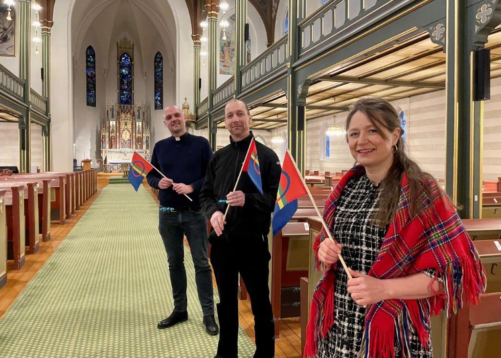 Velkommen til Samefolkets dag i Domkirken! Fra høyre: Lise Derås-de Jong, Tore Erik Mohn og Endre Fyllingsnes.