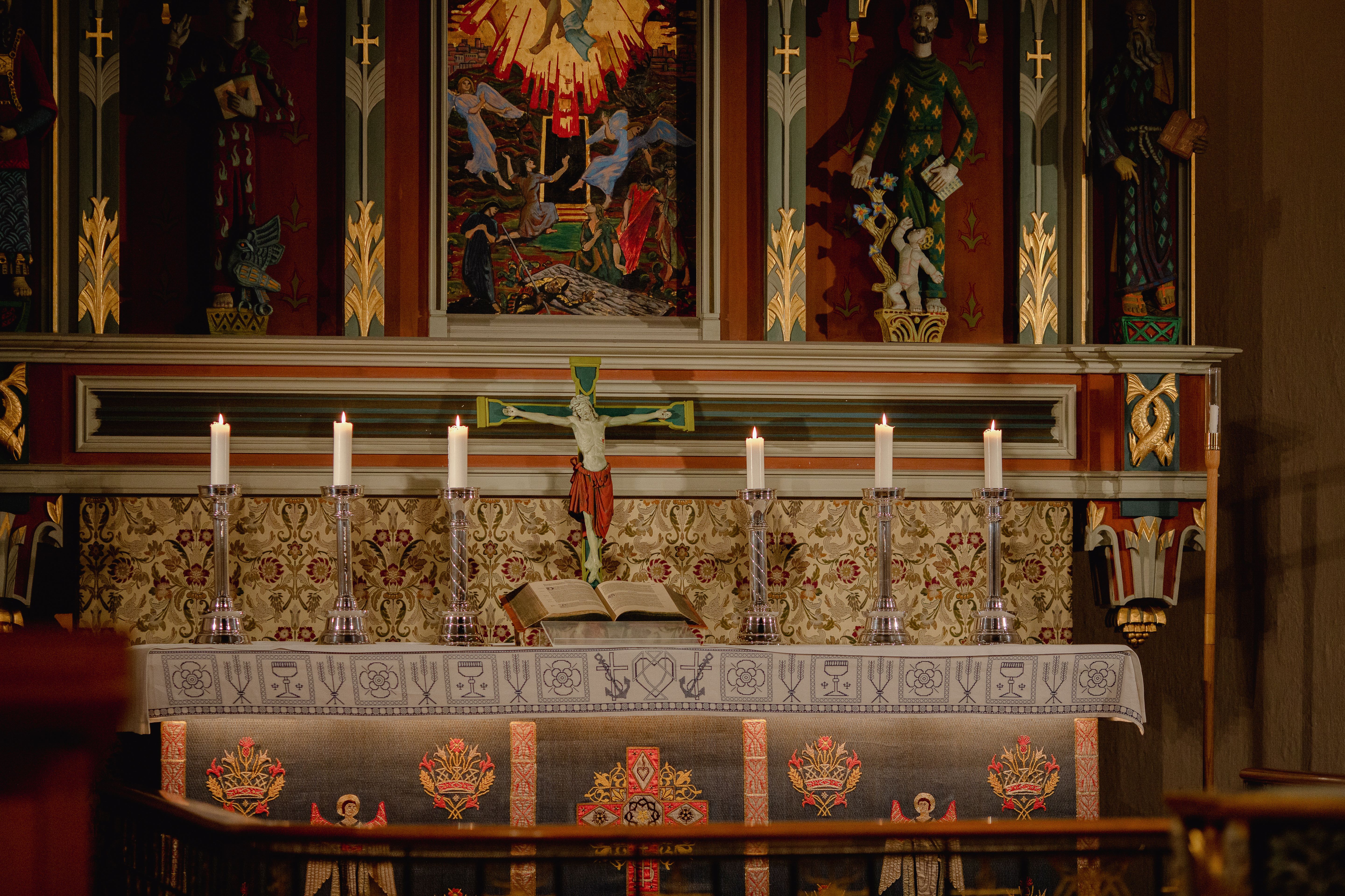 Alteret i Fredrikstad domkirke med Kristus-krusifikset (Foto: Cecilia Riis Kjeldsen)
