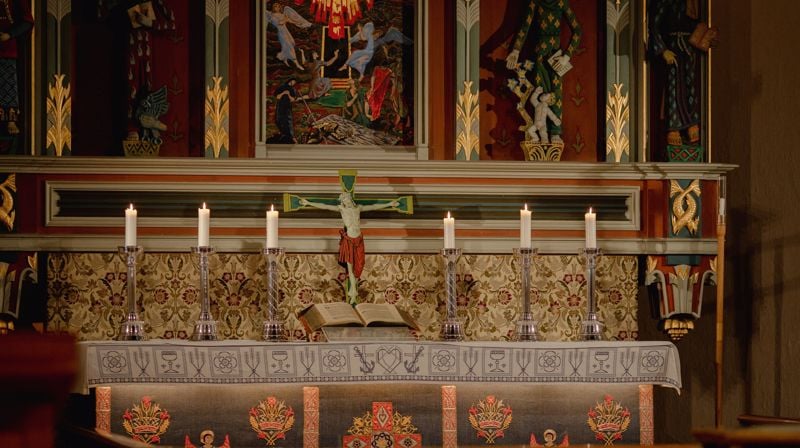 Alteret i Fredrikstad domkirke med Kristus-krusifikset (Foto: Cecilia Riis Kjeldsen)