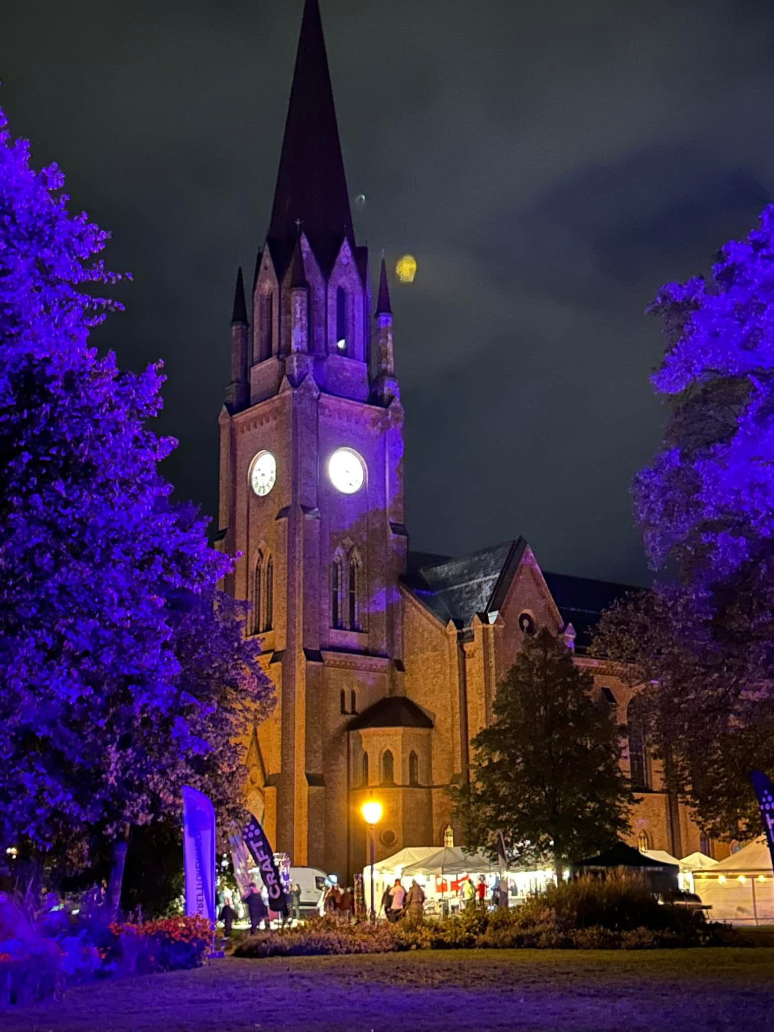 Stemningsfullt utenfor Domkirken under Stafett for livet (FOTO: Endre Fyllingsnes)