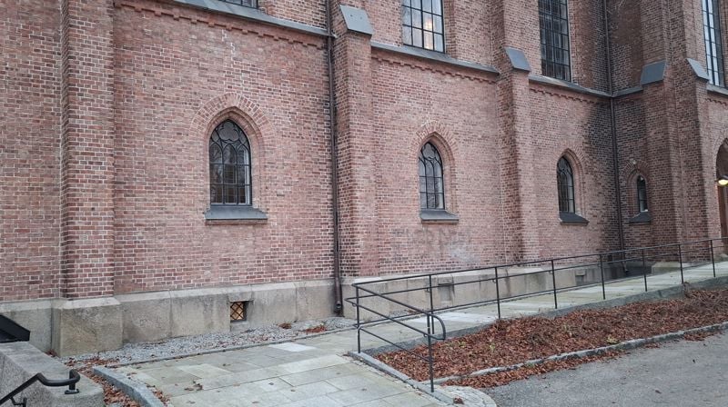 Rullestolrampe langs sørsiden av kirken (mot parken)