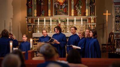 100 gir 100: Vil du støtte Åpen domkirke og Domkirkens jentekor? Giveraksjonen «100 gir 100» bidrar til at vi fortsatt kan lønne korleder til jentekoret,  og tilby ungdom noen timers lønn for å være klokker i gudstjenestene eller kirkeguide ved Åpen domkirke.