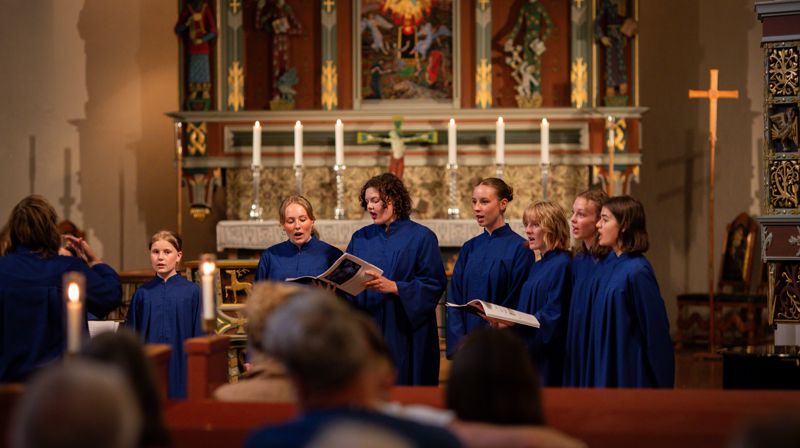 100 gir 100: Vil du støtte Åpen domkirke og Domkirkens jentekor? Giveraksjonen «100 gir 100» bidrar til at vi fortsatt kan lønne korleder til jentekoret,  og tilby ungdom noen timers lønn for å være klokker i gudstjenestene eller kirkeguide ved Åpen domkirke.