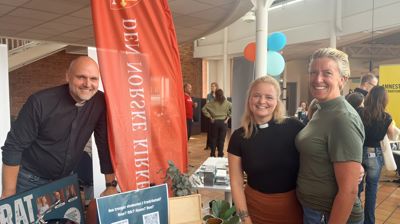 Kristin skal ha et særlig ansvar for studenter. Hun er allerede i gang på Høyskolen, her sammen med sokneprest Endre Fyllingsnes og diakon Anne Marthe Olaussen.