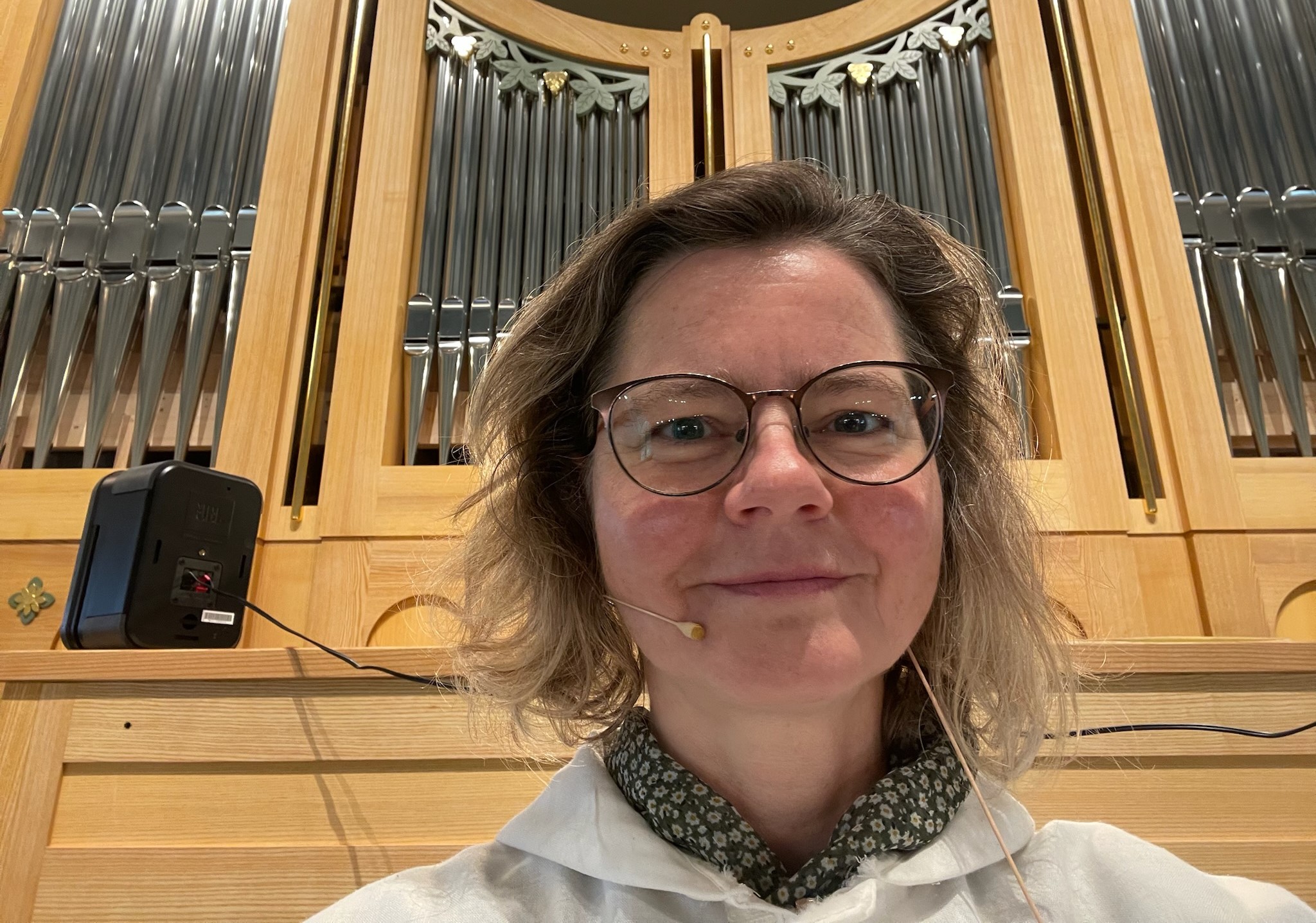 Kantor Unn Birgitte van der Hagen har invitert både unge og eldre virtuoser til å innvie kirkens nye orgel.