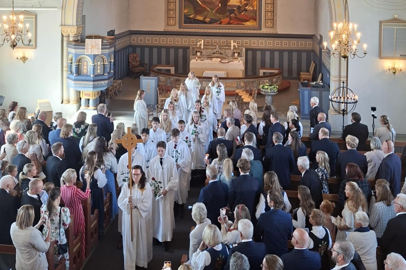 37 ungdommer var konrirmanter i Rolvsøy kirke nå i høst. I bladet er det bilde av alle - og invitasjon til å melde seg på til konfirmasjon for neste årstrinn. 