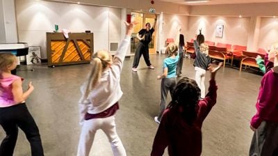 Danseklassen er et nytt tilbud fra i høst, som startet 7. september: - For en suksess med første time ! Det kom 17 barn og ungdommer, 11 på første klassen og 6 på neste. Det var en opplevelse, og jeg håper de alle kommer tilbake og tar med seg flere, sier en oppglødd Marita Ljosnes, menighetsarbeider og initiativtaker til dansetilbudet.