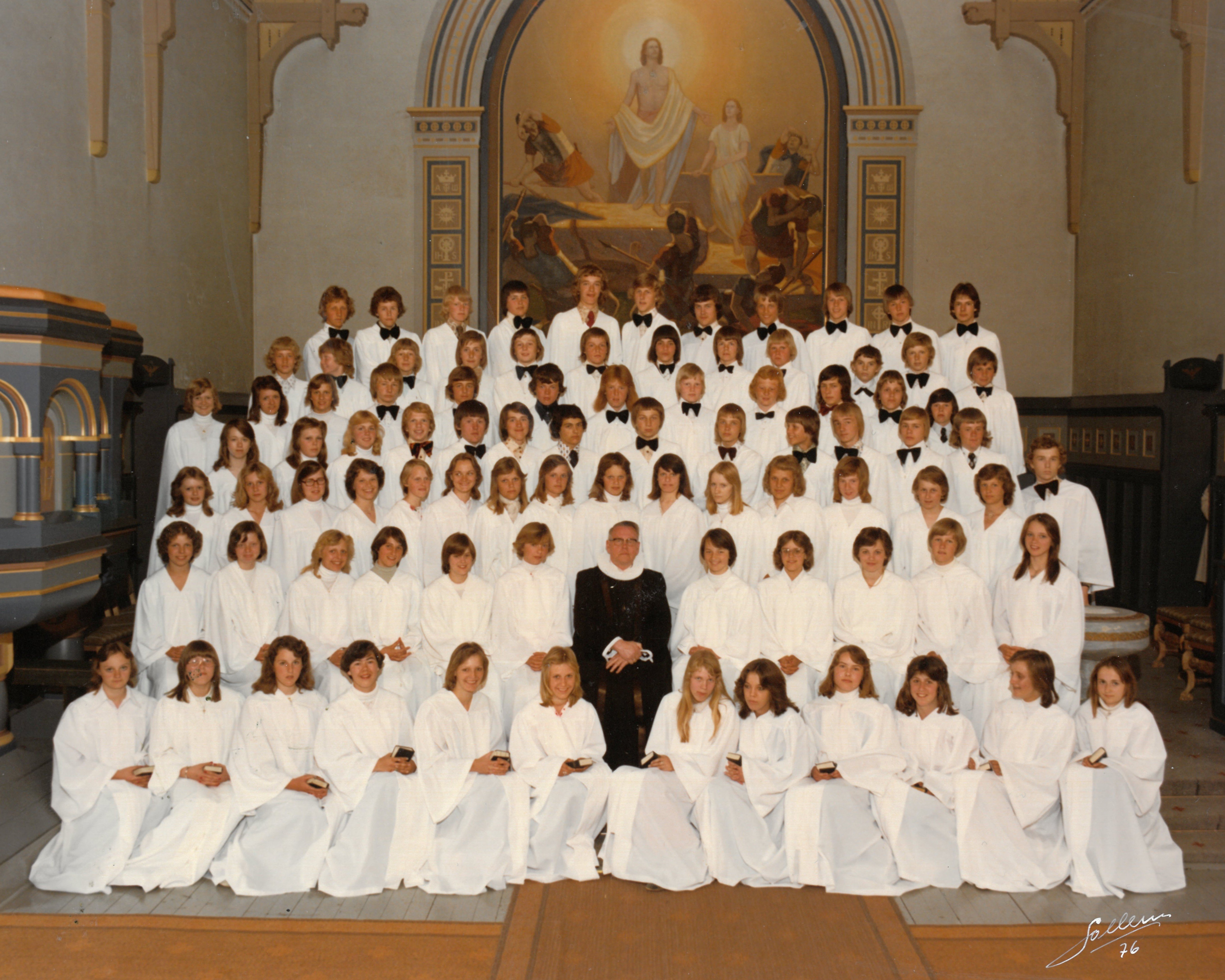 Konfirmantkullet i Rolvsøy 1976. Foto: Sollem. Takk til Åge Haugeli for lån av bildet!