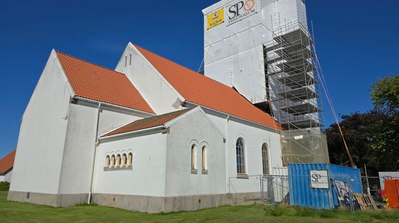 Rehabilitering av kirketårnet. «Kirken den er et gammelt hus, står om enn tårnene faller,» heter det i salmen. Rolvsøy kirke er fra 1908, og ikke av de eldste kirkene våre, men fra tårnet har det falt bit etter bit de siste årene. Derfor har tårnet vært midlertidig sikret med netting. I 2024 var det omsider Rolvsøy kirkes tur for en høyst tiltrengt rehabilitering av kirketårnet, og bygda fikk et nytt landmerke med stilaset – i 17 etasjer!