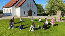 Barnekoret Spiren nyter sommerværet utenfor Rolvsøy kirke