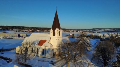 «Mot lysere tider for Rolvsøy kirke!» Våren 2025 ble den omfattende tårnrehabiliteringen av kirken avsluttet. Korset øverst på kirketårnet er 38 meter over bakken. Foto: Trond Bjørkerud.