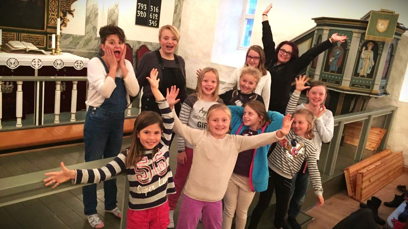 Torsnes barne- og ungdomskor og dirigent Heidi Kaspersen.