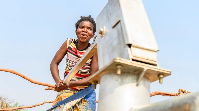 For seksbarnsmoren Susan Miyambo (35) var rent vann kun en fjern drøm. Foto: Jason Mulikita/Fairpictures.