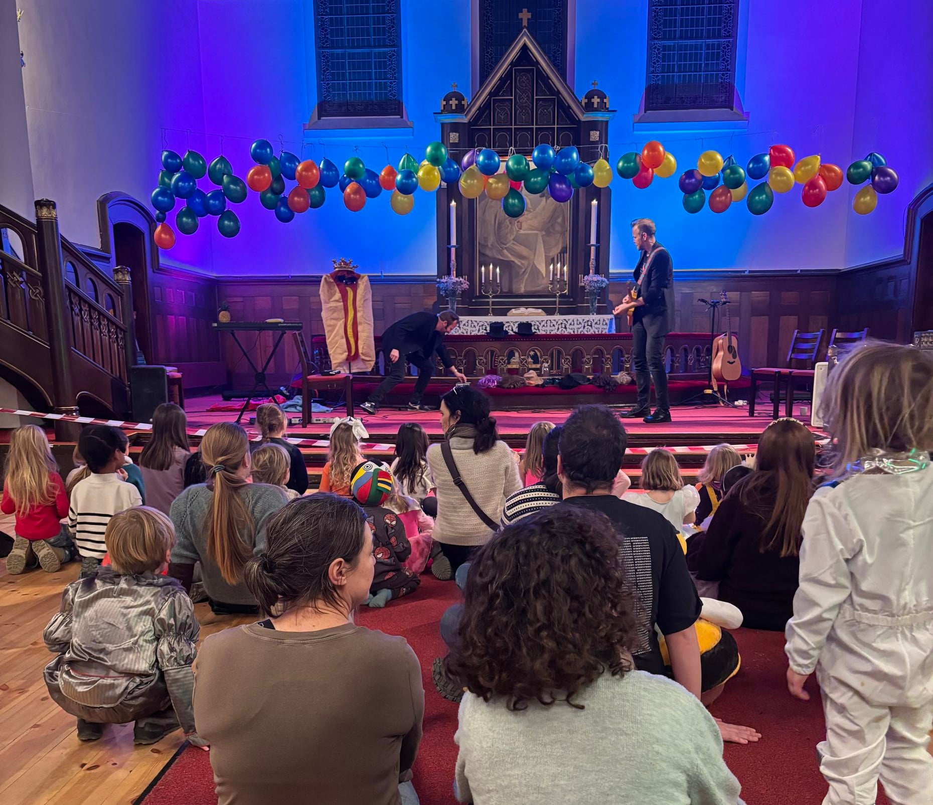 Fra å være en kirke nærmest tom for barn og barnefamilier, er Lademoen kirke blitt fylt med barn og deres familier etter å ha satt i gang prosjektet Barnas Katedral. Foto: Tonje Kristoffersen.