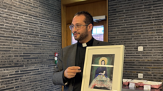 Under besøket i Bøler menighet, mottok Ashraf Tannous et verk laget av den lokale kunstneren Stefanie Reinhart, med tittelen «Mary, the queen of Palestine».
