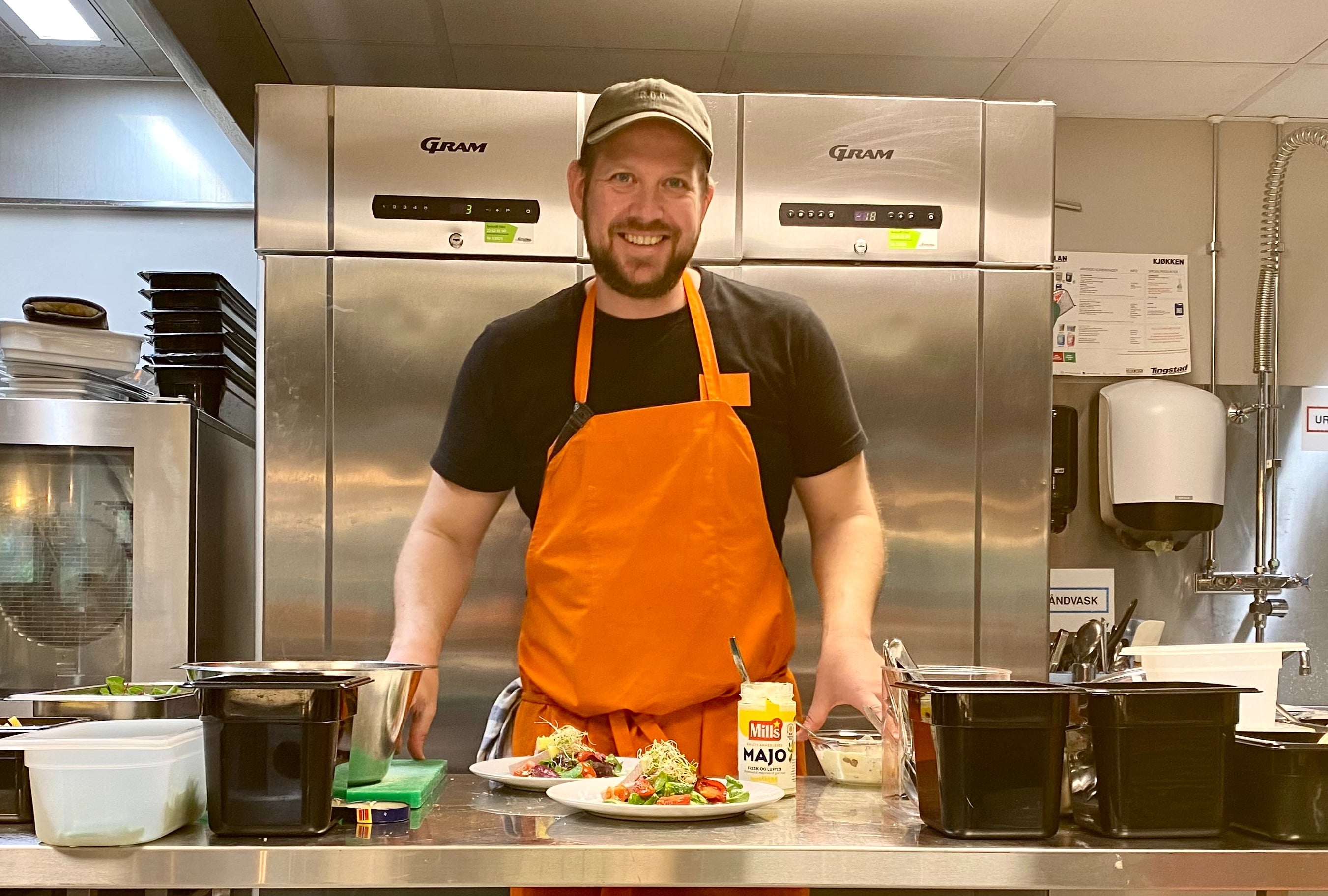 Kokk og konditor Per Kristian Kivle har jobbet på Forandringshuset siden 2020. Tidligere har han jobbet ved ulike restauranter i Oslo, som Fritzner på Grand Hotell og dessertkokk på Statholdergaarden.
