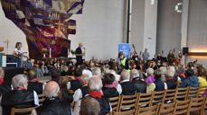 Thomas Berbom i Haugerud kirke under Trosterud/Haugerud-dagen i 2025, en årlige samling for familier i Haugerudparken. Foto: Den Gode Landsbyen.
