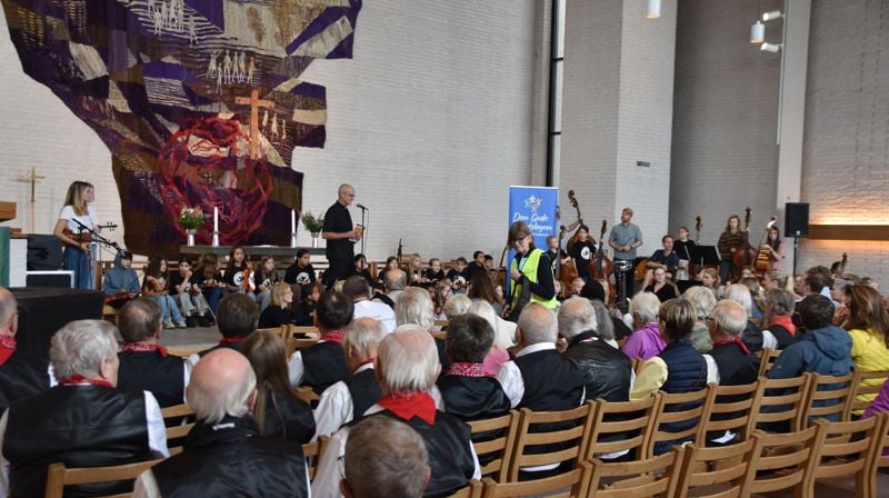 Thomas Berbom i Haugerud kirke under Trosterud/Haugerud-dagen i 2025, en årlige samling for familier i Haugerudparken. Foto: Den Gode Landsbyen.