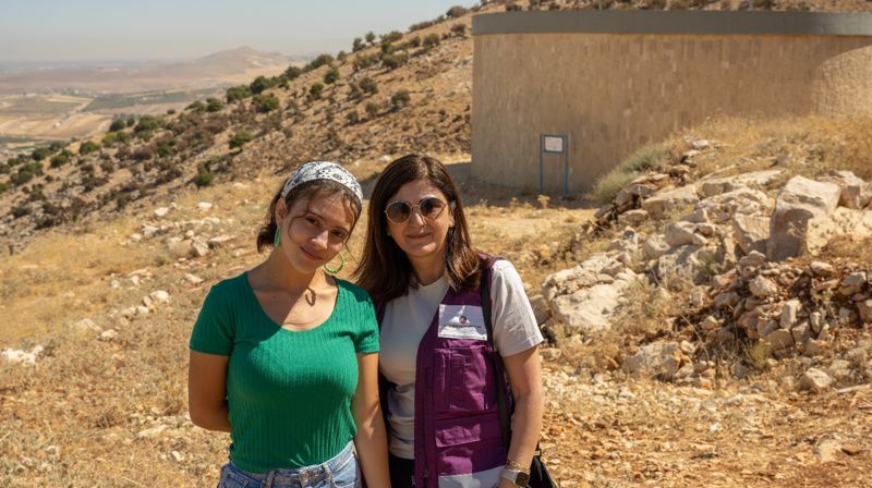 Bildetekst: Rachelle og Sanaa er begge glade for at landsbyen Deir El Ghazal no har fått tilgang på reint vatn. Vatnet kjem både libanesarar og syriske flyktningar til gode. Straks er det tid for Kirkens Nødhjelp sin fasteaksjon, der over 40.000 konfirmantar skal ut å gå med bøsse for reint vatn.