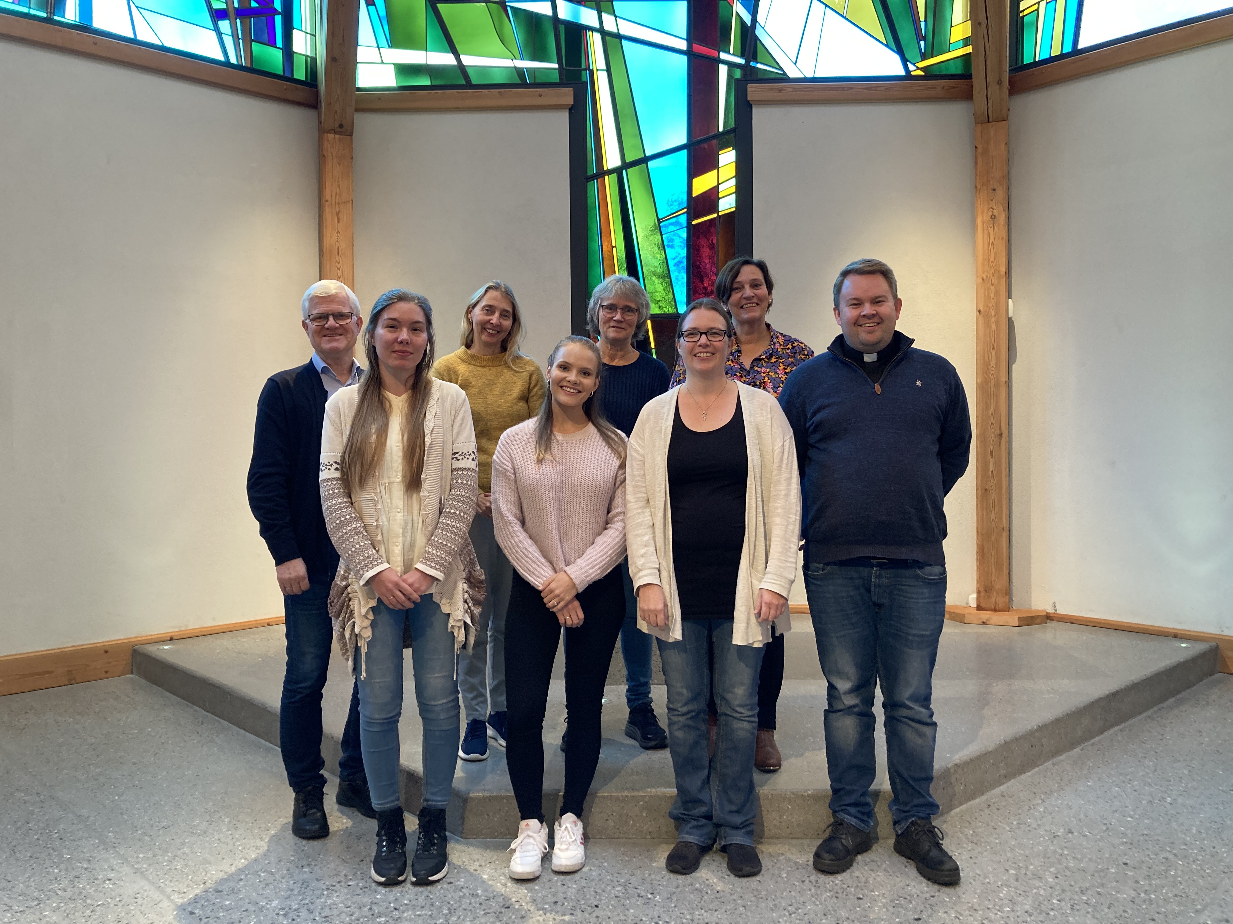 F.v.: Ottar Strand, Marie Sætremyr Brunstad, Heidi Alice Ryberg, Susanne Moe Roaldsnes, Inger Magelssen Godø, Margaret Haugland, Turid Urkedal Valderhaug, Benjamin Bjørnsen Anda. Ikkje tilstades: Gunnhild Bremer, Dag-Filip Roaldsnes, Emma Dyb