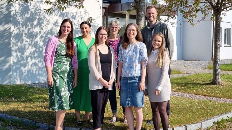 F.v.: Katrine Ruth Overå, Emma Dyb, Margaret Haugland, Inger Magelssen Godø, Gunnhild Roaldsnes Bremer, Dag-Filip Roaldsnes, Susanne Moe Roaldsnes. Ikkje tilstades: Lillian Karin Bjørdal og Hallvard Nordstrand