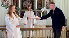 Menighetsrådets leder, Roar Sollie, overrekker tjenestebrev fra biskopen i Borg.