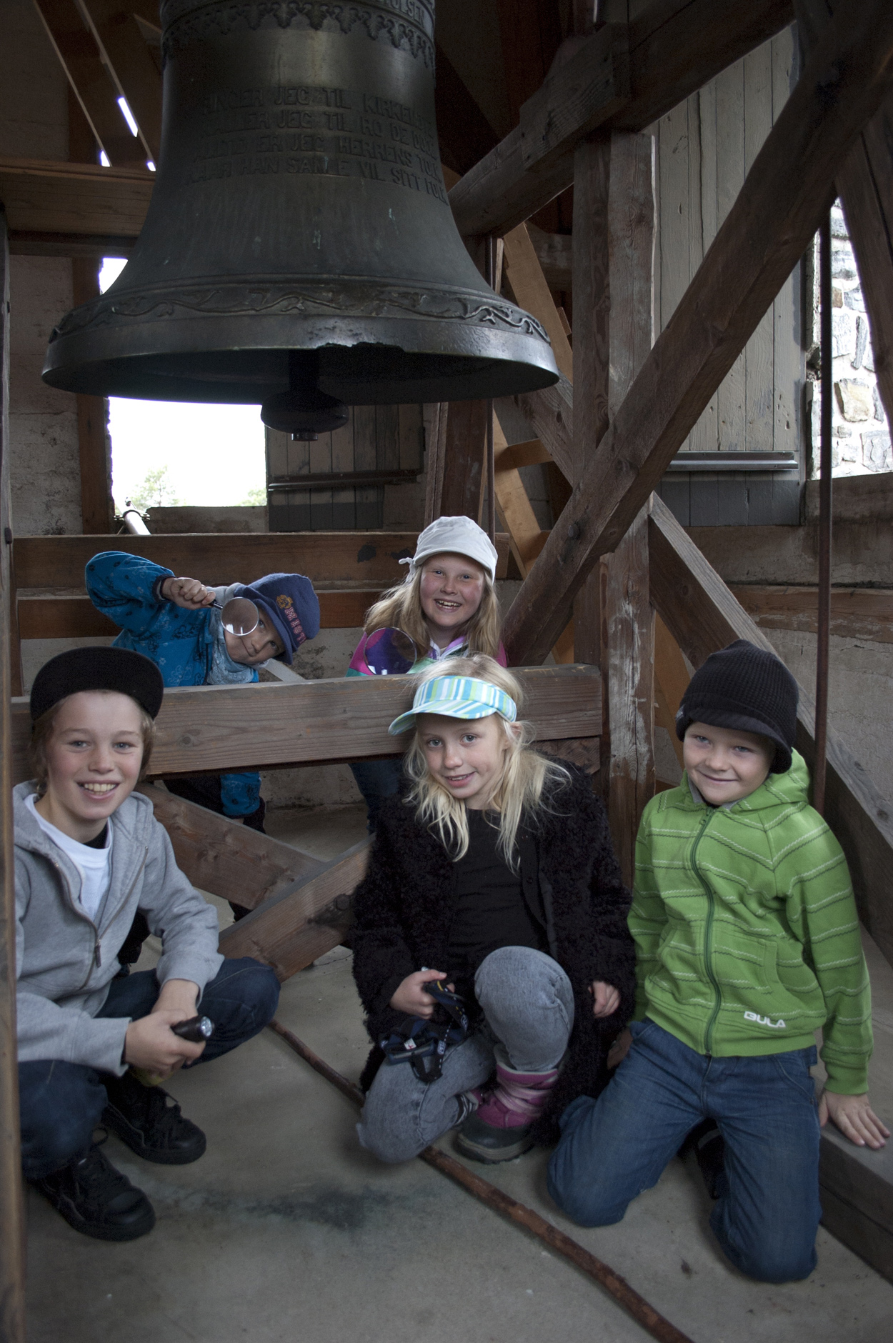 I kirketårnet er det spennende å være. Kanskje er det flaggermus i tårnet? 