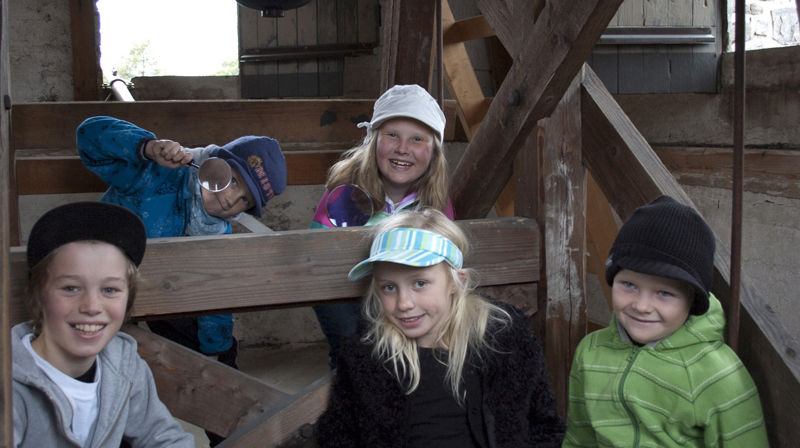 I kirketårnet er det spennende å være. Kanskje er det flaggermus i tårnet?