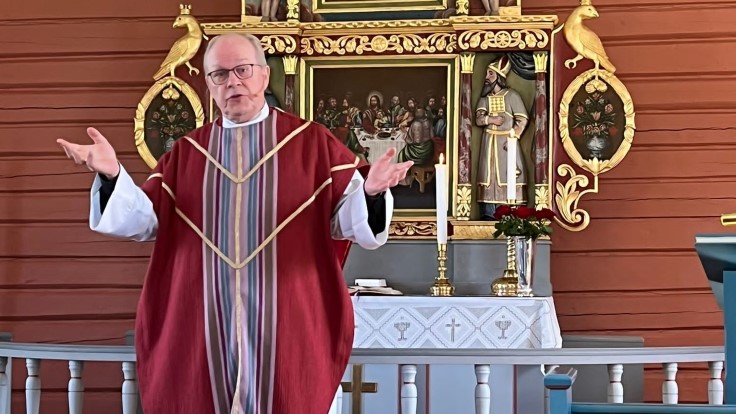 Dagfinn Magnus er sokneprest i Brandbu sokn og i Bjoneroa sokn. Her ser vi han foran altertavla i Sørum kirke under fjorårets konfirmasjon. (Foto: Jeanette Magnus). 