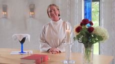Eli-Kristin Sjøli Ulsund har hatt gudstjenester og gravferder i mange av kirkene rundt om i Gran og ellers i prostiet siden sommeren 2022. Her fra gudstjeneste i Grymyr kirke i vår (foto: Anne-Lise Mellum).