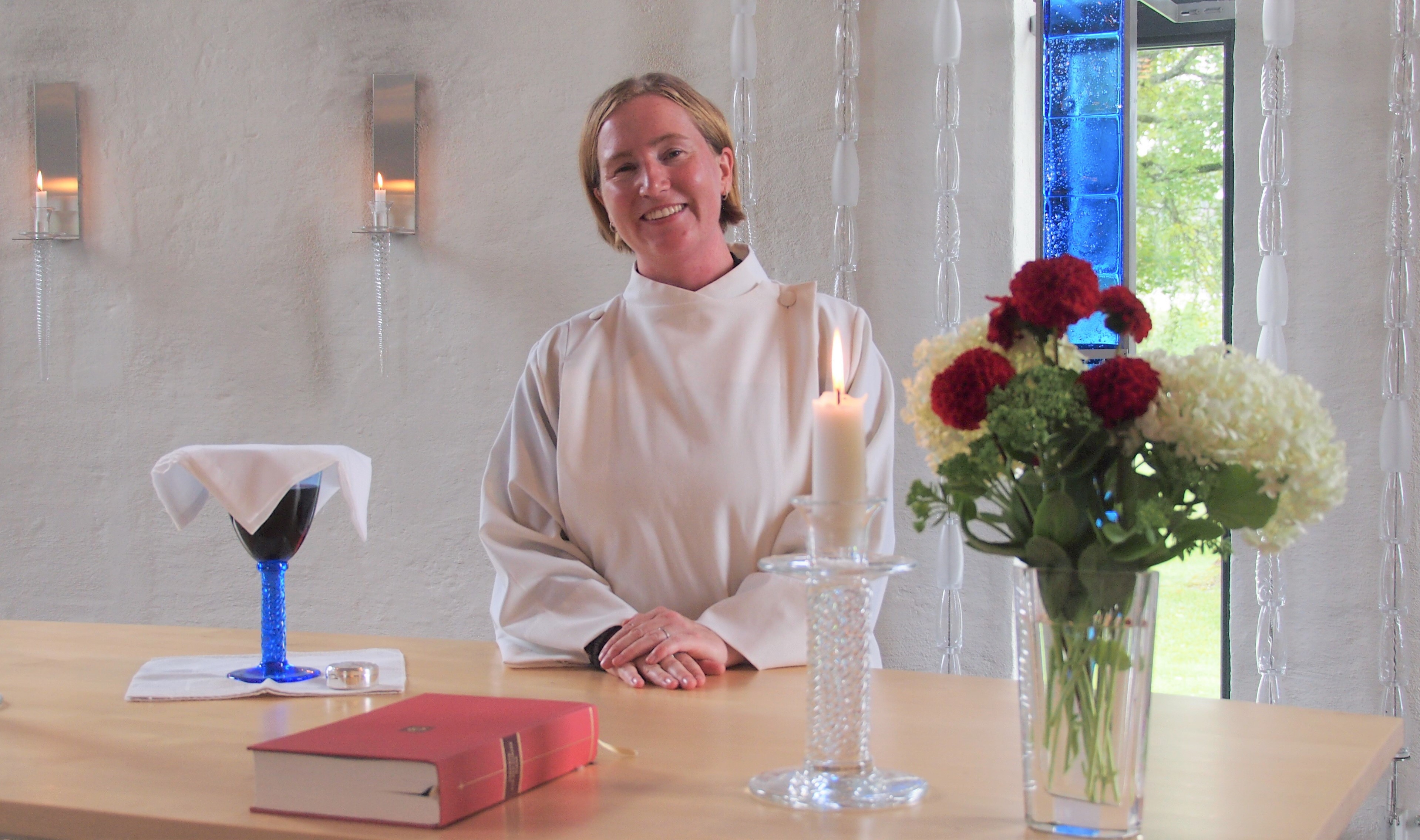 Eli-Kristin Sjøli Ulsund har hatt gudstjenester og gravferder i mange av kirkene rundt om i Gran og ellers i prostiet siden sommeren 2022. Her fra gudstjeneste i Grymyr kirke i vår (foto: Anne-Lise Mellum). 
